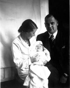 Heinz und Dora Bernhard mit Baby Gerd ©Bernhard family collection
